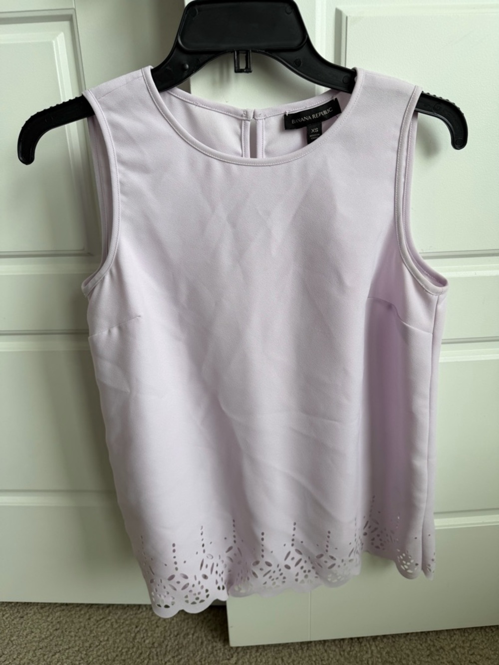 074 Banana Republic Lilac Laser-Cut Hem Sleeveless Top SZ XS